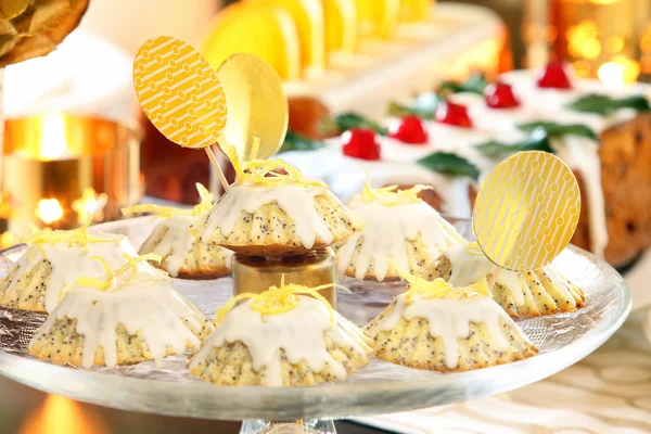 Muffin di papavero al limone natalizio sul tavolo decorato — Foto Stock