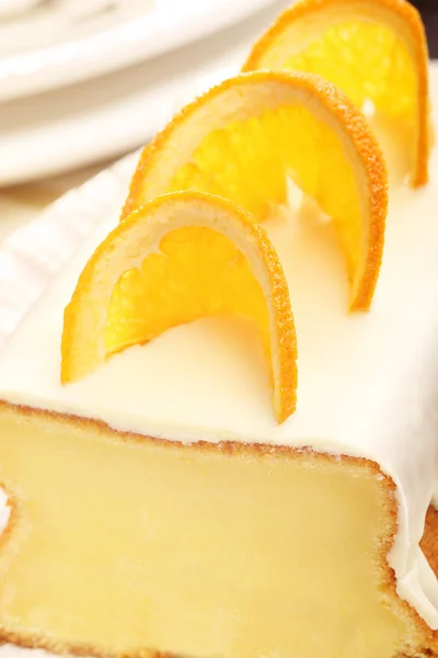 Pomarańczowy ser placek na stole zdobione — Zdjęcie stockowe