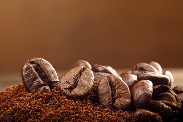 Studio macro coffee beans on the коричневый фон with space for
