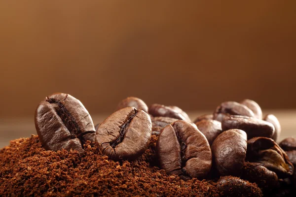 Estudio macro granos de café sobre el fondo marrón con espacio para Imagen De Stock