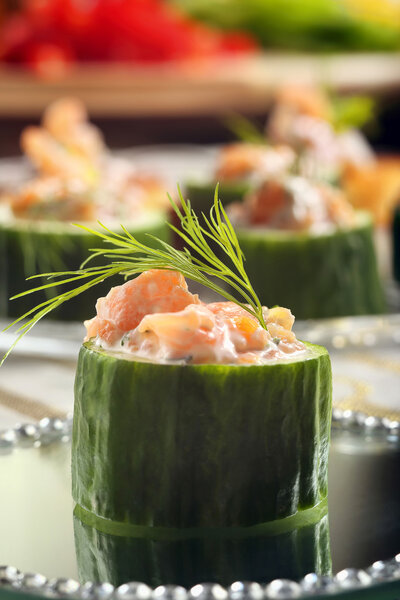 Свежая закуска с копченым лососем и укропом
