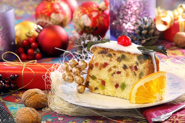 Kerstmis holly fruitcake op de gedecoreerde tafel — Stockfoto