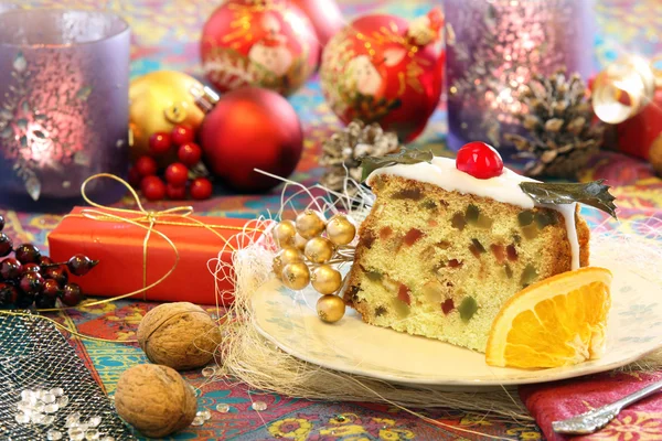 Bolo de frutas azevinho de Natal na mesa decorada — Fotografia de Stock
