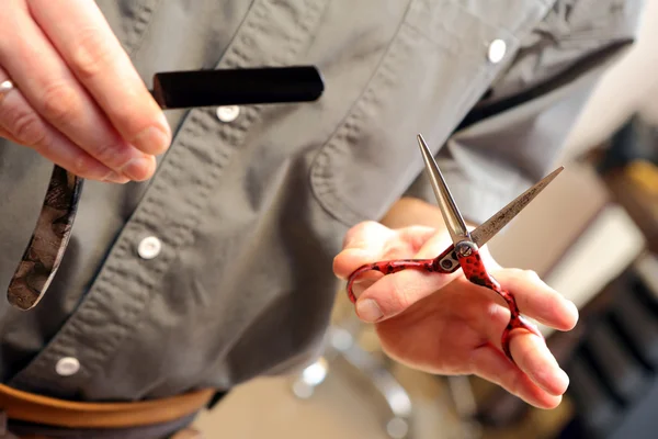 Перукарня тримає ножиці і руки бритви в перукарні — стокове фото