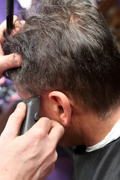 Κουρείο μαλλιά κοπής και μοντελοποίηση από ηλεκτρικό trimmer και χτένα — Φωτογραφία Αρχείου