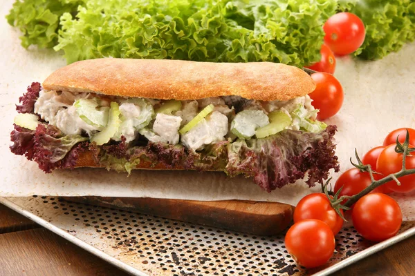Сэндвич с индейкой в чесночном соусе с огурцом на рубке — стоковое фото
