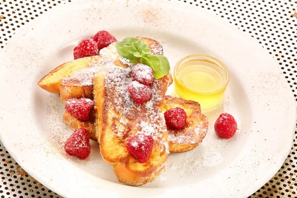 딸기과 흰색 접시에 꿀 토스트 — 스톡 사진