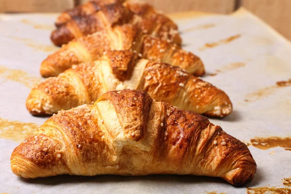 Croissant freschi tolti dal forno — Foto Stock