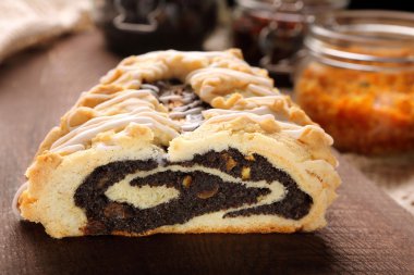 Ahşap arka plan üzerine krema ile Noel haşhaş pasta