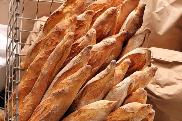 Baguettes françaises dans panier en métal en boulangerie — Photo