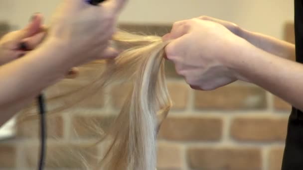 Peluquería preparando extensiones de cabello en la peluquería — Vídeos de Stock