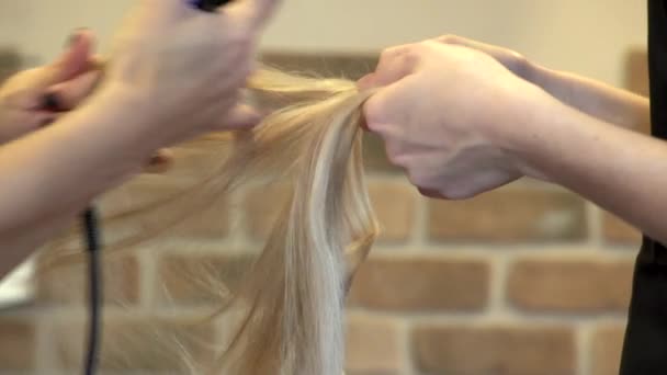 Kadeřník připravuje prodlužování vlasů v holičství