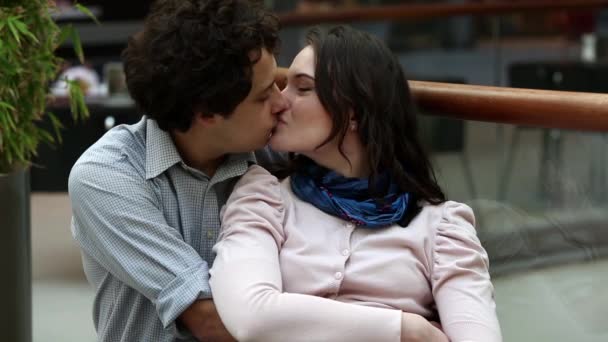 Amore coppia nel centro commerciale baciare dopo lo shopping — Video Stock