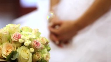 Bir düğün buket kilisede evlilik töreni sırasında gelinle