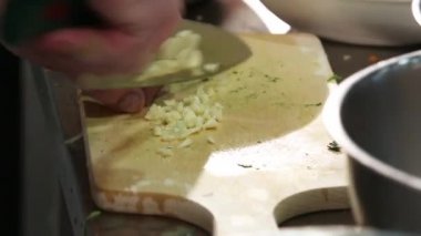 Bir kesme tahtası üzerinde kesme sarımsak yemek