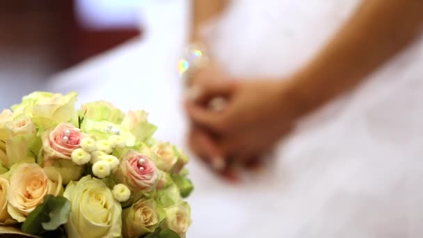 De bruid met een bruiloft boeket tijdens de huwelijksceremonie in kerk — Stockvideo