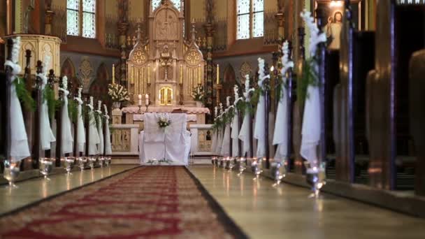 Iglesia vacía antes de la ceremonia de matrimonio — Vídeos de Stock