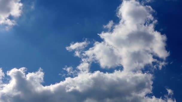 Nuages mouvants dans un ciel bleu avec un avion passant par — Video