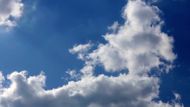 Nuages mouvants dans un ciel bleu avec un avion passant par 