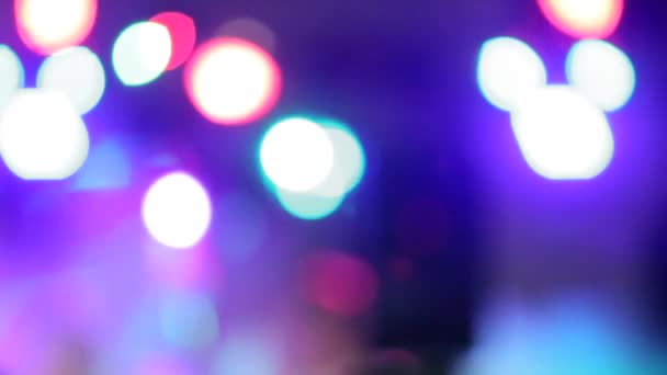 Lumières dynamiques colorées floues lors d'un concert 