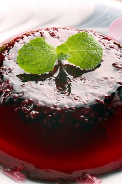 Yaban mersini meyve jöle beyaz plaka üzerinde