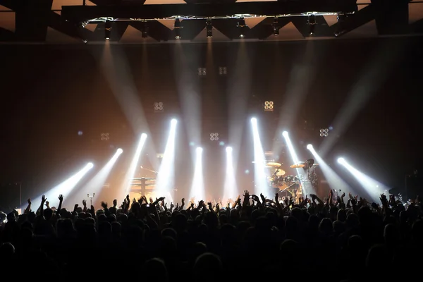 A közönség és a fények a színpadról a koncert — Stock Fotó