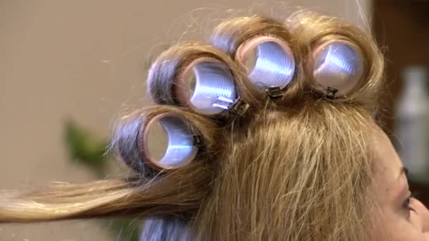 미용실의 헤어 살롱에서 머리에 곱슬을 만드는 — 비디오