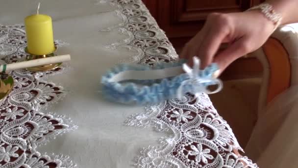 La mariée porte une jarretière bleue assise sur le canapé — Video