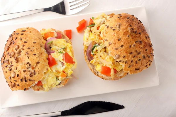 Sandwich with scrambled eggs and vegetables — Stock Photo, Image