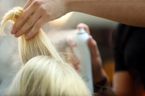 Frisör besprutas blont hår — Stockfoto