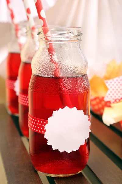 Suco de cranberry em garrafas para uma festa — Fotografia de Stock