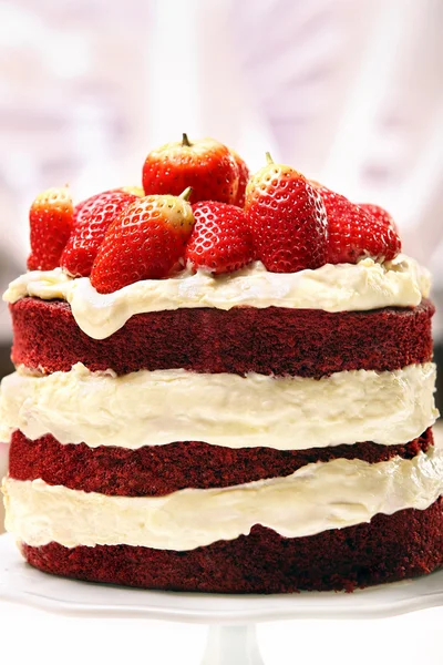 Red velvet cake with strawberries — Stock Photo, Image