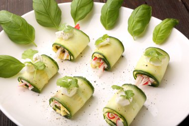Salatalık püresi yumurta ve surimi ile sarılmış