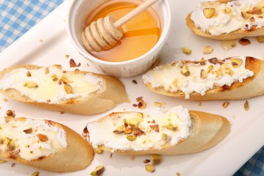 Bruschetta keçi peyniri, bal ve fıstık ile