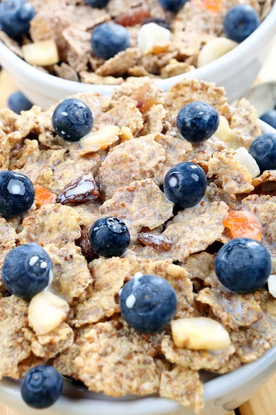 Wholegrain cornflakes with milk and blueberries — Stock Photo, Image