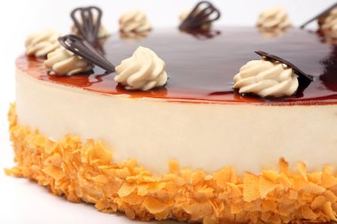 Beyaz arka plan üzerinde bademli kek