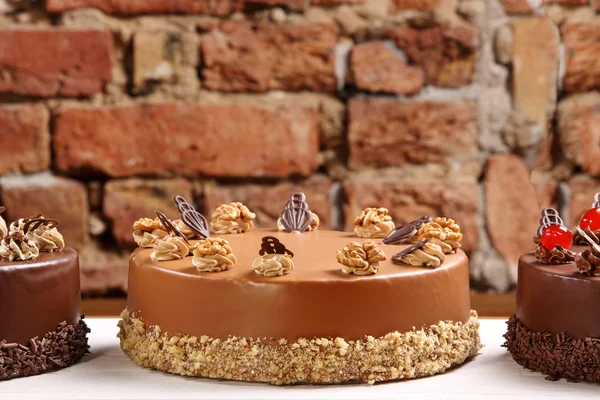 Tarta de nuez en plato blanco sobre fondo de pared de ladrillo —  Fotos de Stock