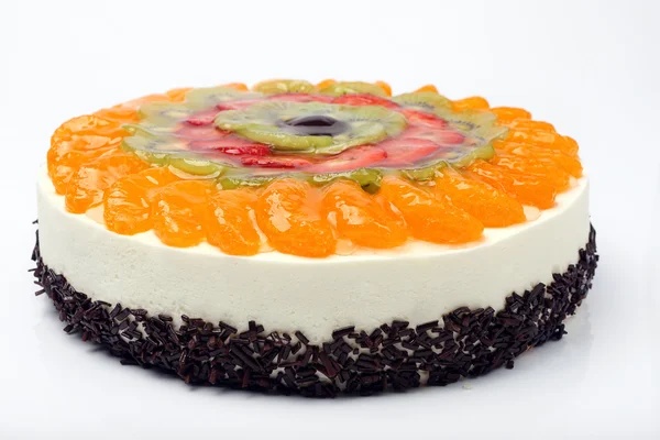 白色背景上的水果奶油蛋糕 — 图库照片
