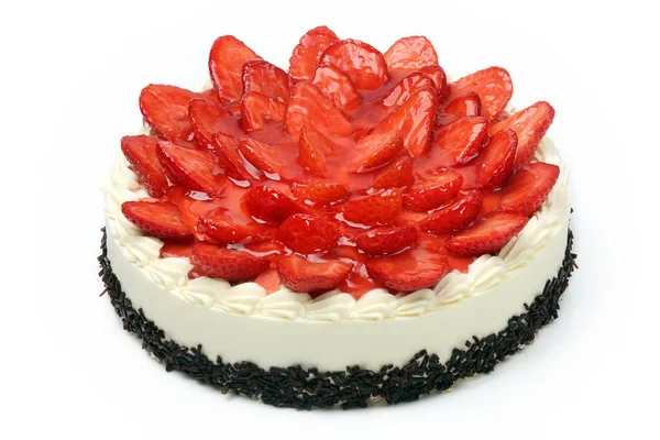Сливочный торт с клубникой на белом фоне — стоковое фото