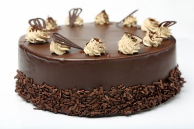 Beyaz arka plan üzerine krema ile çikolatalı kek