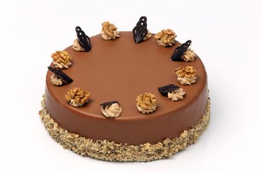 Beyaz arka plan üzerine krema ile Ceviz Kek