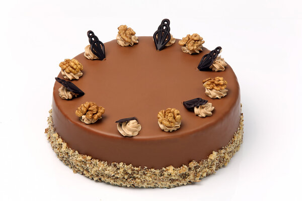 Ореховый торт с глазурью на белом фоне
