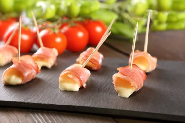 Mini mozzarella schwarzwald jambon sarılı ve pişmiş 