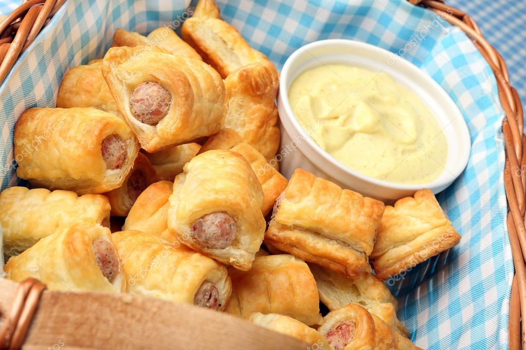mini worstjes in bladerdeeg met mosterdsaus — stockfoto © wideonet