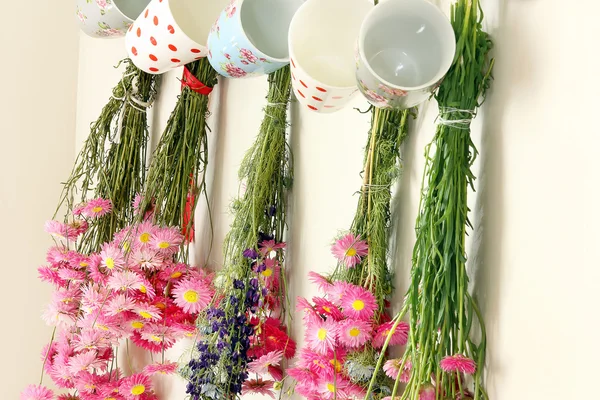 Сушені квіти, що висять на кухні — стокове фото