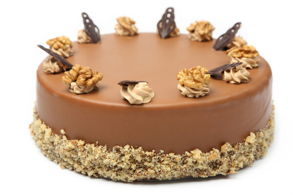 Ореховый торт с глазурью на белом фоне
