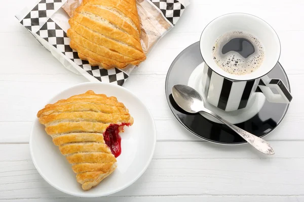 Pastel francés con cerezas y café — Foto de Stock