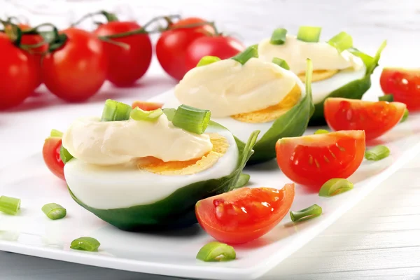 Ovos de Páscoa com maionese e cebolinha e tomate cereja — Fotografia de Stock