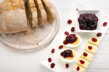 Kızılcık Reçeli ve peynir ile Paskalya yortusu yumurta