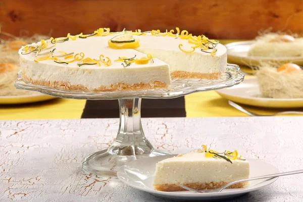 Wielkanocny cytryna ciasto na stole — Zdjęcie stockowe
